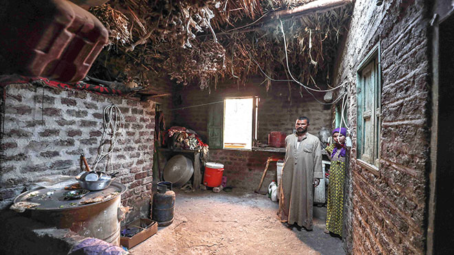 المصريون يصورون صورة لمنزلهم في قرية النحية ، أحد أفقر البلاد ، في محافظة أسيوط بوسط مصر