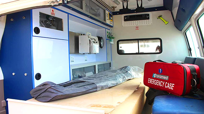 مركز الملك سلمان يرفد مستشفى الشحر بسيارة إسعاف