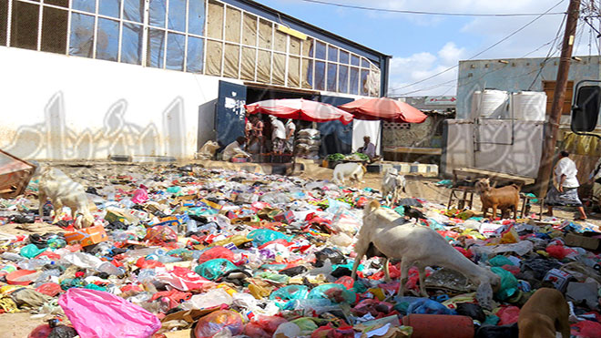 القمامة أمام سوق الخضار بالحوطة تضع تساؤلات