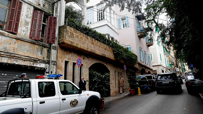 سيارة تابعة لقوات الأمن الداخلي اللبنانية متوقفة خارج منزل حددته وثائق المحكمة على أنه ملك لزعيم نيسان السابق كارلوس غصن 