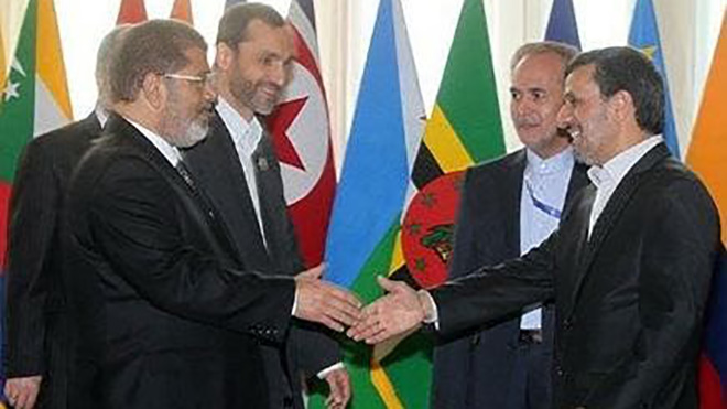 لقاء بين الرئيس الإيراني السابق محمود أحمدي نجاد والرئيس المصري المعزول محمد مرسي