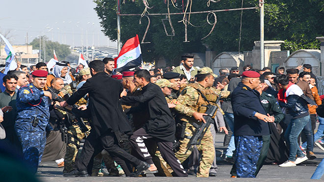 اشتبك المتظاهرون المناهضون للحكومة مع أنصار المجموعة شبه العسكرية الموالية لإيران حشاد الشعبي في مدينة الناصرية بجنوب العراق