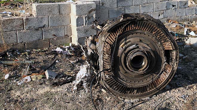 محرك يقع على الأرض بعد تحطم طائرة أوكرانية تقل 176 راكبا بالقرب من مطار الخميني في العاصمة الإيرانية طهران
