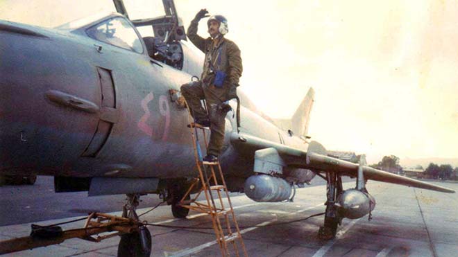 العقيد طيار مقاتل  خالد عمر الهتاري صاحب الضربة الجوية الأولى في حرب 1994