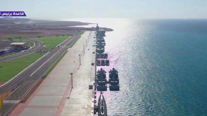 السيسي يفتتح قاعدة برنيس العسكرية على البحر الأحمر