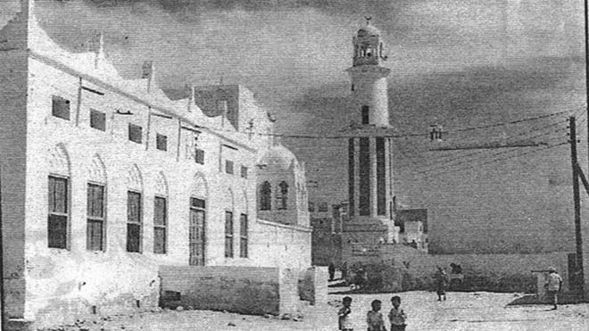 صورة لمسجد الجامع (اليوم) ومنارته الحديثة وهو المسجد الذي بناه الشيخ عبد الرحيم بن عمر عام 706هـ - 1306م وعلى اليسار مسجد ورباط غيل باوزير
