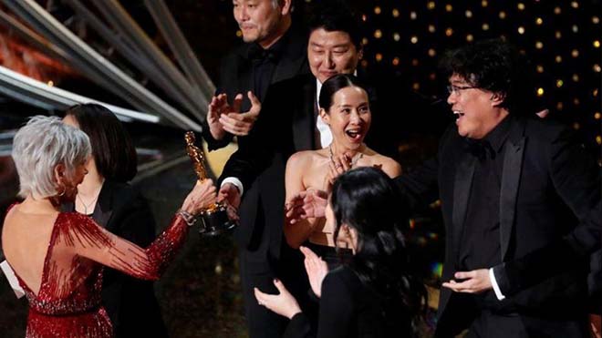 أفراد من طاقم عمل الفيلم الكوري الجنوبي "طفيلي" أثناء تسلمهم جائزة الأوسكار