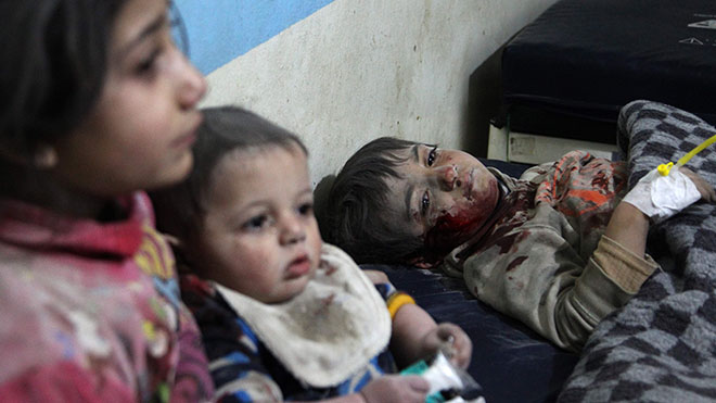 أطفال سوريون جرحى يتلقون العلاج في مستشفى مؤقت بعد غارة جوية