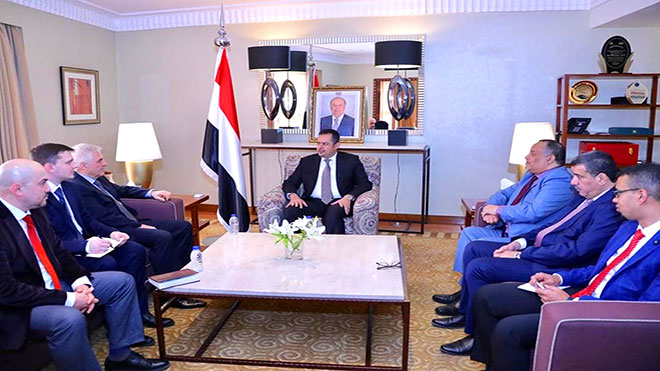 رئيس الحكومة اليمنية د. معين عبدالملك مع السفير الروسي