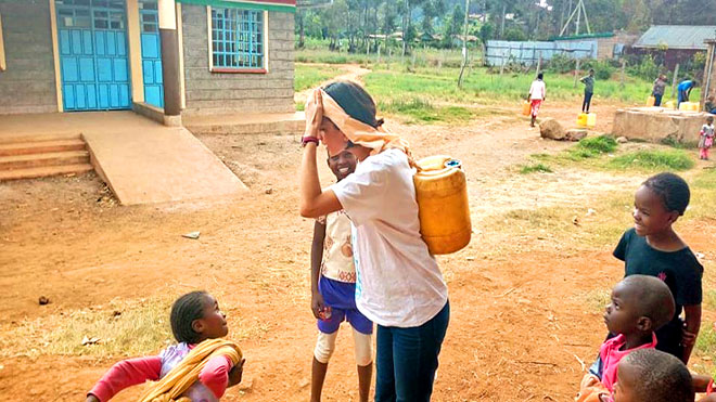 سارة الأمين تداعب بعض الأطفال في قرى كينيا