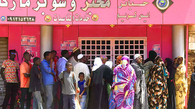 مواطنون سودانيين يصطف أمام مخبز في أم درمان