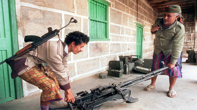 مسلحون مشاركون في الحرب الأهلية اليمنية 1986 (أ.ف.ب)