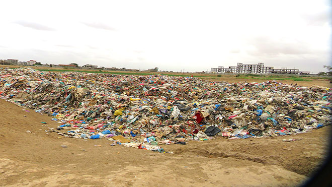 نظافة لحج تكدس النفايات بأرض رزاعية بالحوطة