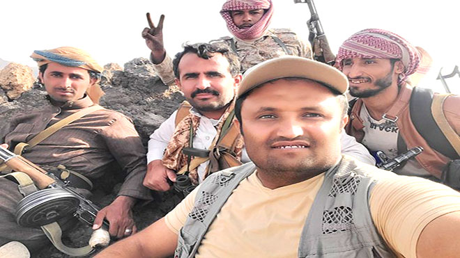 مراسل قناة اليمن الفضائية مع مجموعة من المقاتلين من محافظة مأرب أمام معسكر كوفل