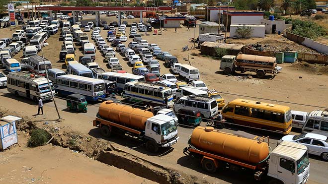 يصطف السائقون السودانيون في طابورهم لضخ سياراتهم بالوقود في أم درمان