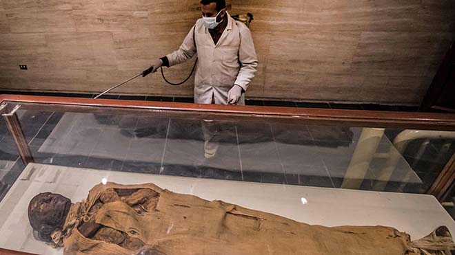 عامل يقوم بتطهير قاعة المومياوات الملكية في المتحف المصري 