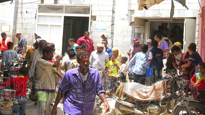 مصلين خارجين من احد مساجد المدينه بعد صلاة الجمعة
