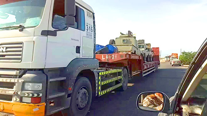 25 شاحنة محملة مصفحات تمر بأبين في طريقها إلى عدن