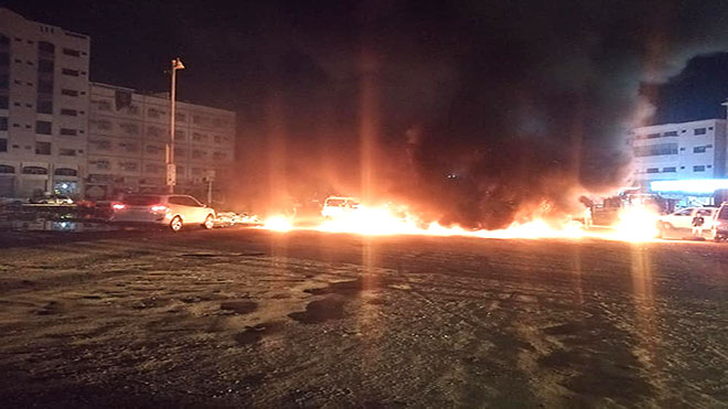 محتجون يحرقون إطارات لانقطاع الكهرباء بعدن