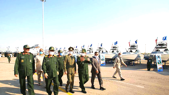 إيران تعزز أسطولها وتحذّر البحرية الأميركية في مياه الخليج