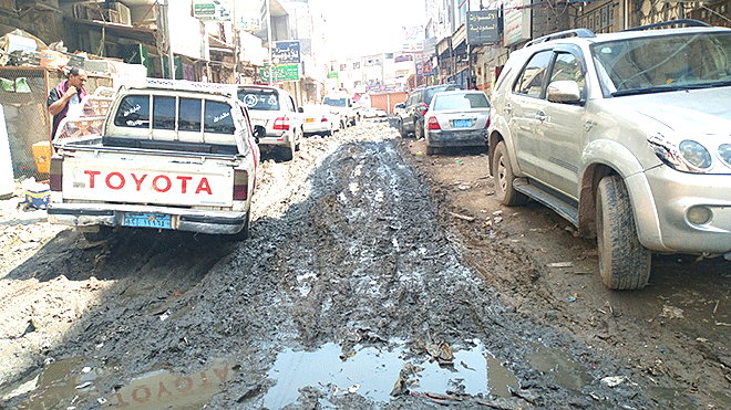 مياه الأمطار تضاعف أضرار البنية التحتية في شوارع ردفان