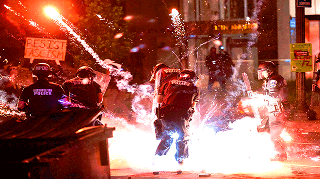 انفجرت مفرقعة نارية ألقاها المتظاهرون تحت كتلة واحدة من الشرطة من البيت الأبيض