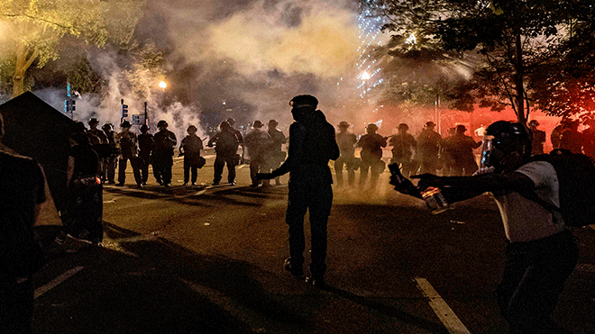 
يواجه المتظاهرون ضباط الشرطة خارج البيت الأبيض