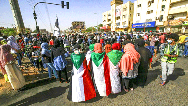 عشرات السودانيين يحتجون على إيفاد بعثة أممية