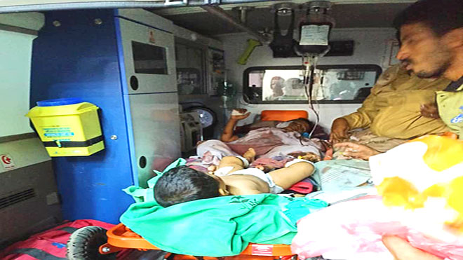 أطفال ضحايا فوق سيارة اسعاف  من قصف قوات الشرعية لمديرية نصاب بشبوة