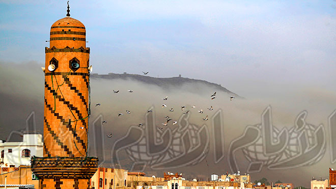 تصاعد دخان في أعقاب غارة جوية شنتها قوات التحالف بقيادة السعودية في مدينة صنعاء