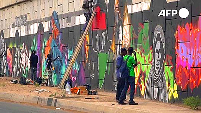 فنانون في السنغال ينجزون جدارية لدعم السود في دكار