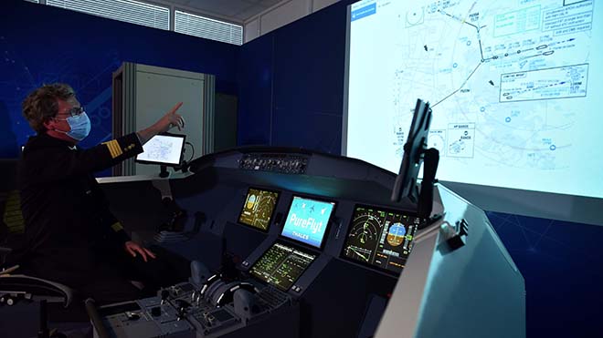 يقدم طيار تجريبي لمجموعة تاليس برنامج مركز مهارات قمرة القيادة الذي يهدف إلى تحسين استهلاك الكيروسين من خلال إجراء حسابات دقيقة لحركات مدارج الطائرات