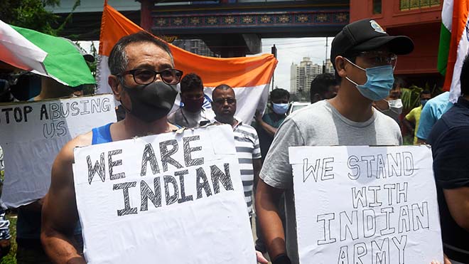 مواطنون هنود من أصل صيني يحملون لافتات وأعلامًا وطنية هندية تهتف بشعارات لدعم الجيش الهندي خلال مظاهرة مناهضة للصين في كولكاتا في 20 يونيو 2020. 