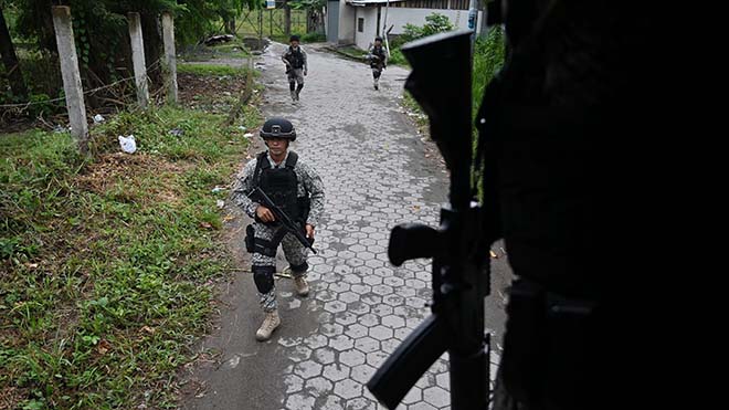 جنود البحرية الكولومبية يقومون بدوريات في شوارع توماكو ، كولومبيا