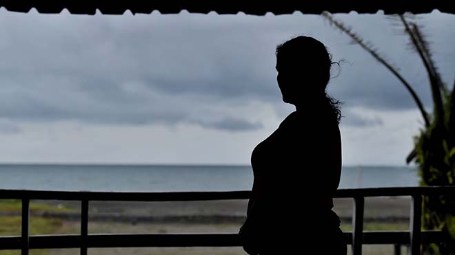 امرأة ، ضحية ابتزاز ، تقف لالتقاط صورة خلال مقابلة مع وكالة فرانس برس في توماكو