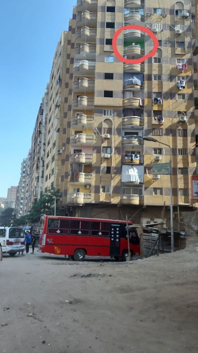 الشقة التي سقط منها الشباب محمد عبدالجليل
