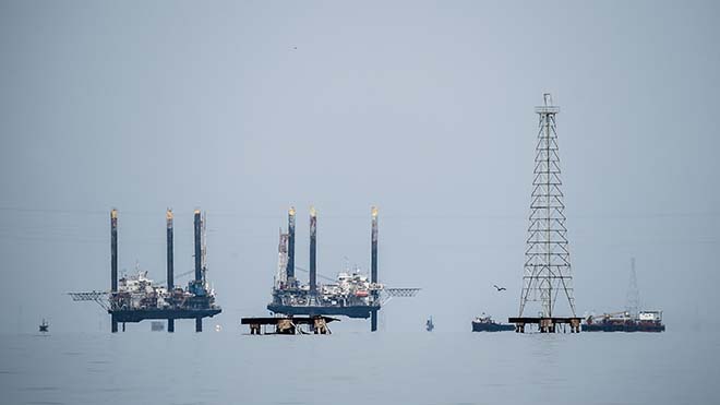 منصات النفط مصورة فوق بحيرة ماراكايبو ، في ماراكايبو ، فنزويلا. أصبحت منصات النفط الفنزويلية مشلولة تمامًا