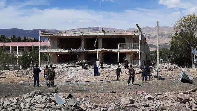 أفراد الأمن الأفغان يتفقدون موقع انفجار السيارة المفخخة بالقرب من مبنى المكاتب المدمر لوكالة المخابرات الأفغانية في مدينة أيباك في 13 يوليو 2020