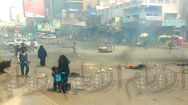 رصاص ونيران لمنع المواطنين من المرور احتجاجا على مقتل ضابط بتعز