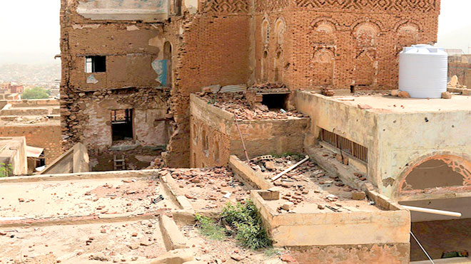 يمنيون في تعز يحاولون إنقاذ آثار تاريخية من ويلات الحرب