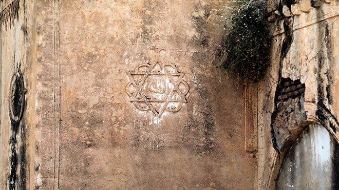 صورة لنجم داود تزين جدران مسجد الأشرفية أحد أوجه المتحف الوطني بتعز