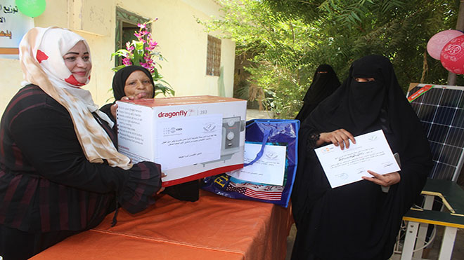 نساء اليمن يسلم 15 امرأة بلحج آلات خياطة بالطاقة الشمسية