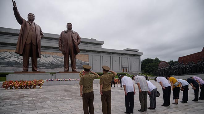 أعضاء في وزارة الأمن يعبرون عن احترامهم أمام تماثيل الزعيمين الكوريين الراحلين كيم إيل سونغ وكيم جونغ إيل