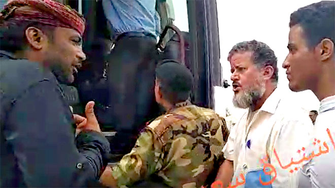 المعتصمون العسكريون أثناء إيقاف الباصات أمام معسكر التحالف بالبريقة 