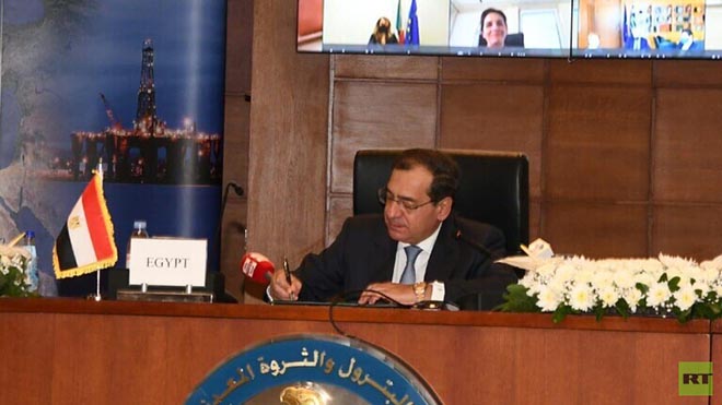 وزير البترول والثروة المعدنية المصري طارق الملا يوقع على الميثاق