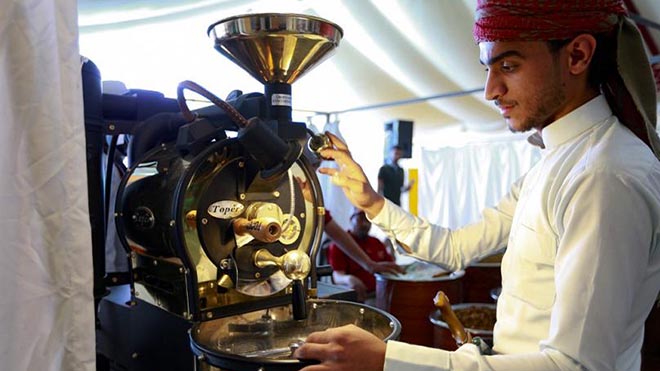 تقديم القهوة المفلترة خلال فعالية نظمت في يوم القهوة العالمي في صنعاء