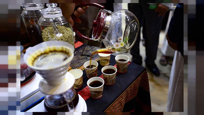 يتم تقديم مجموعة متنوعة من القهوة خلال حدث تم تنظيمه ليوم القهوة العالمي في صنعاء