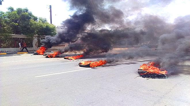 محتجون يحرقون الإطارات ويقطعون الطريق العام