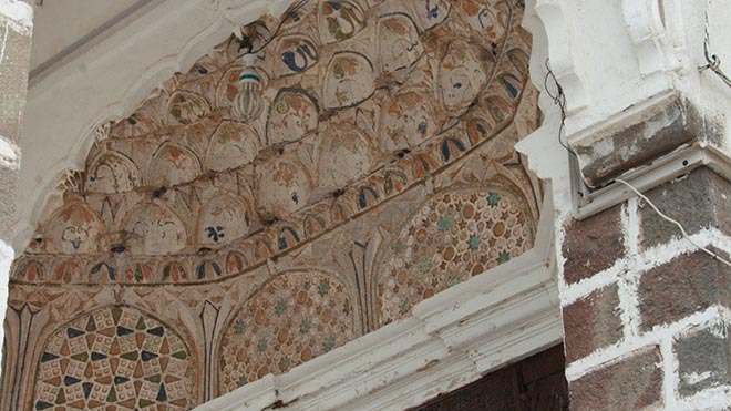 زخارف فنية لافتة في أسقف مسجد العيدروس
