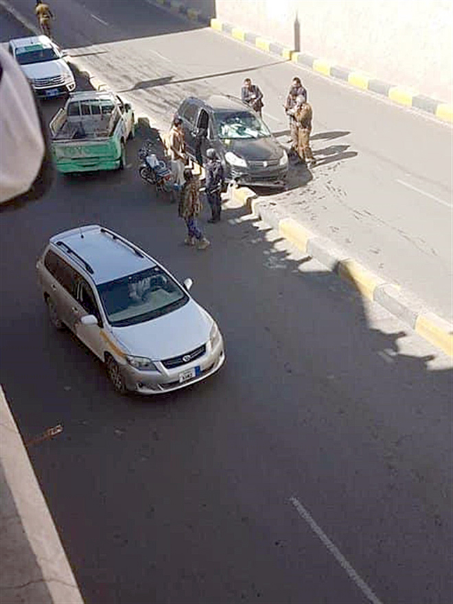 موقع الجريمة وتظهر سيارة حسن زيد في وسط الشارع